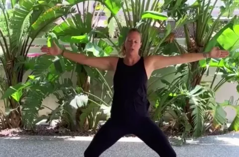Übungen gegen Hüftspeck | Ein knackiges Workout gegen Lovehandles & Co | Mimi Lawrence Fitness